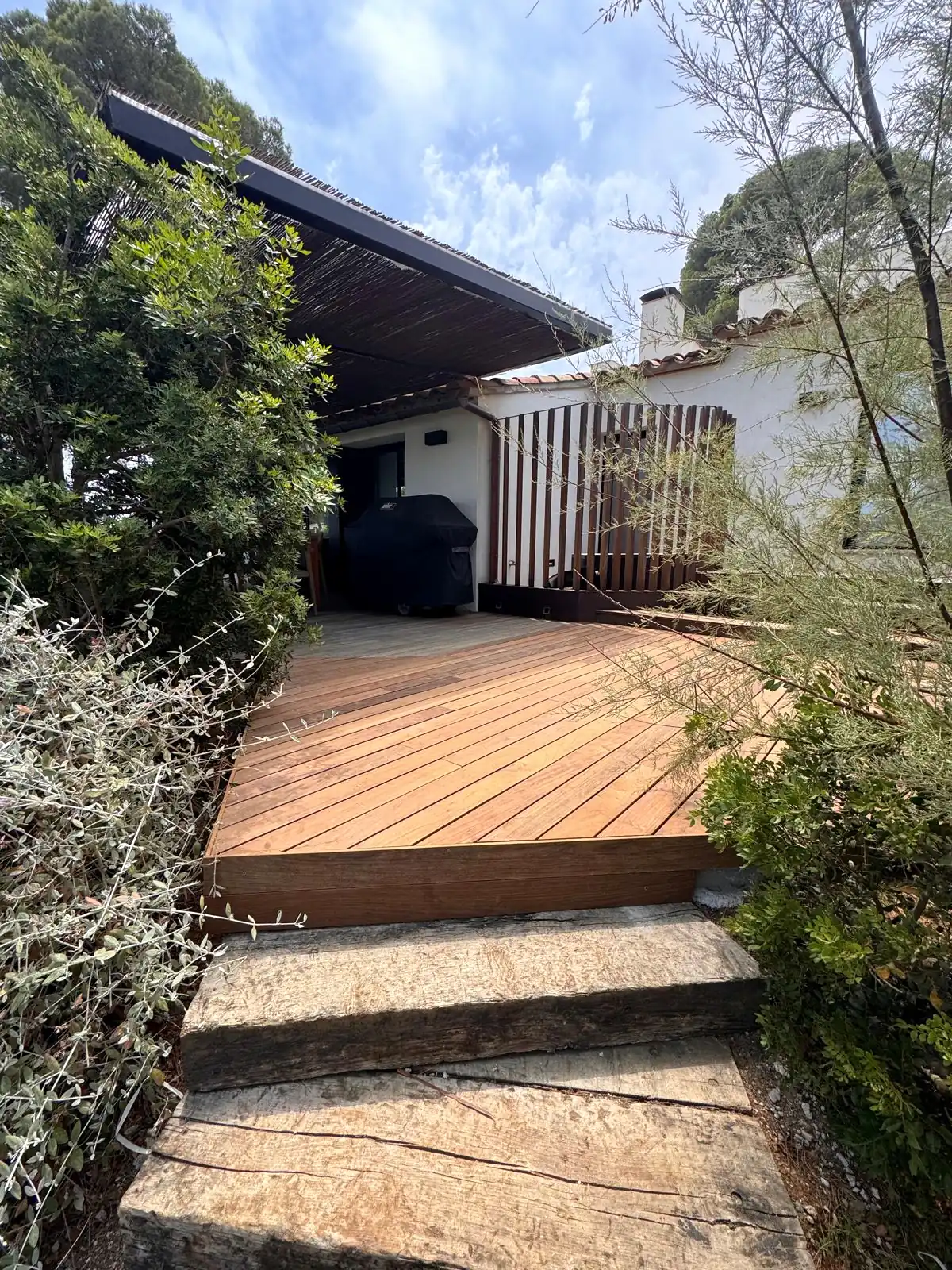 Tarima de ipe con escalón en Calella de Palafrugell