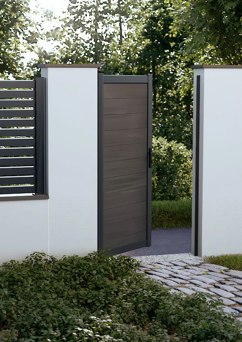 Puerta de jardín a juego con la valla