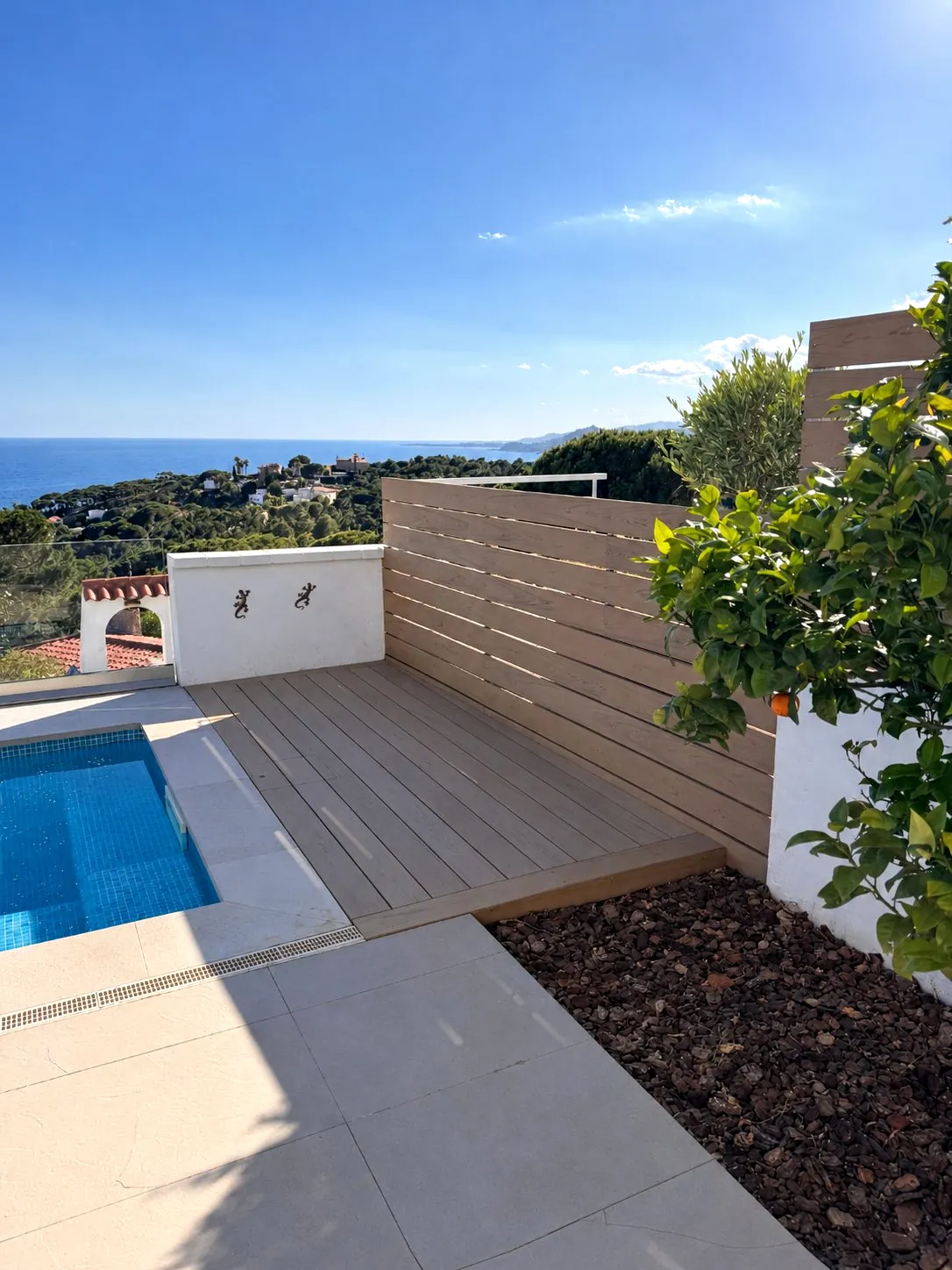 Tarima y vallado junto a la piscina, con vista al mar, en Lloret de Mar