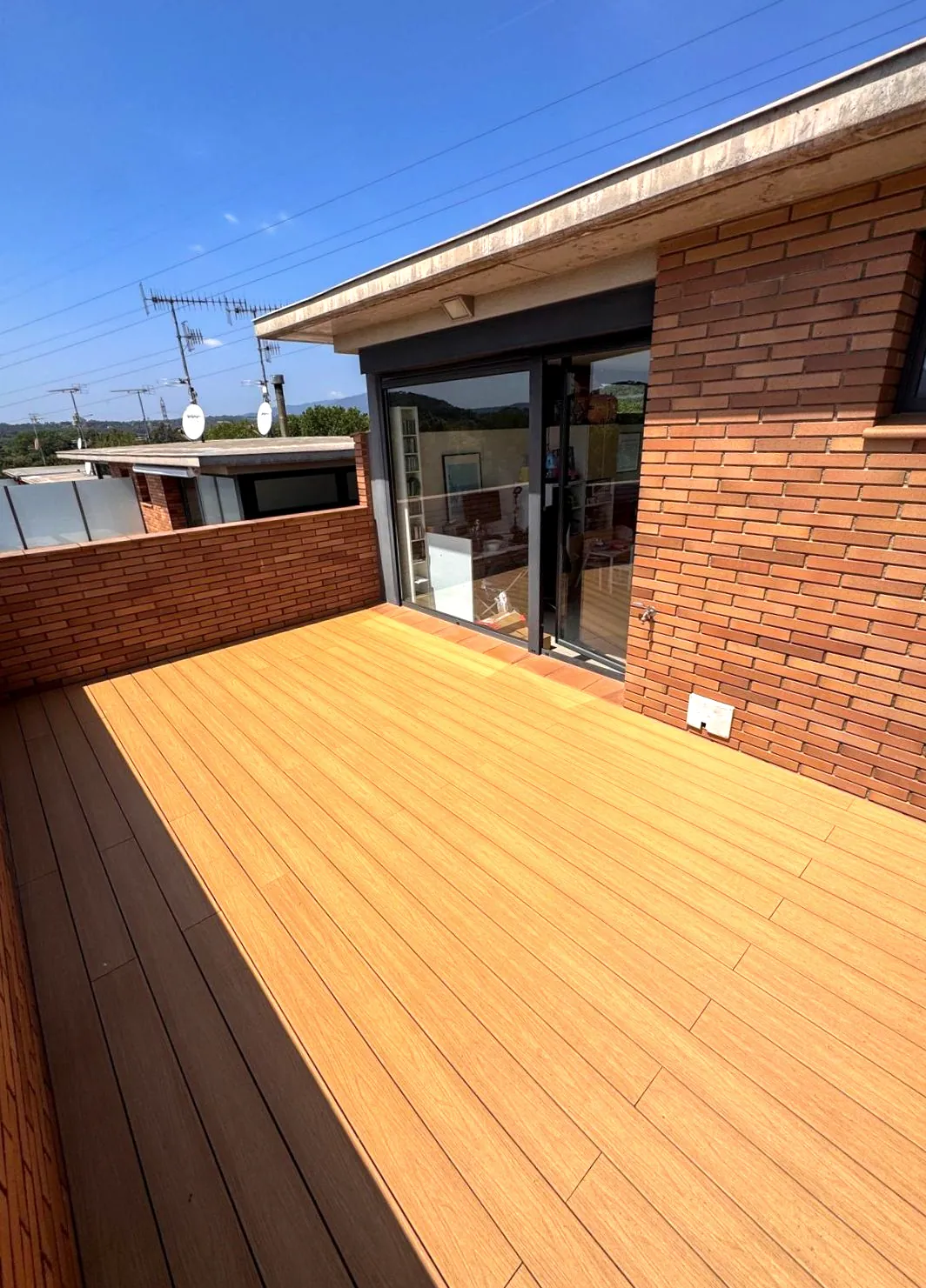 Después: terraza con tarima de composite en Sant Celoni