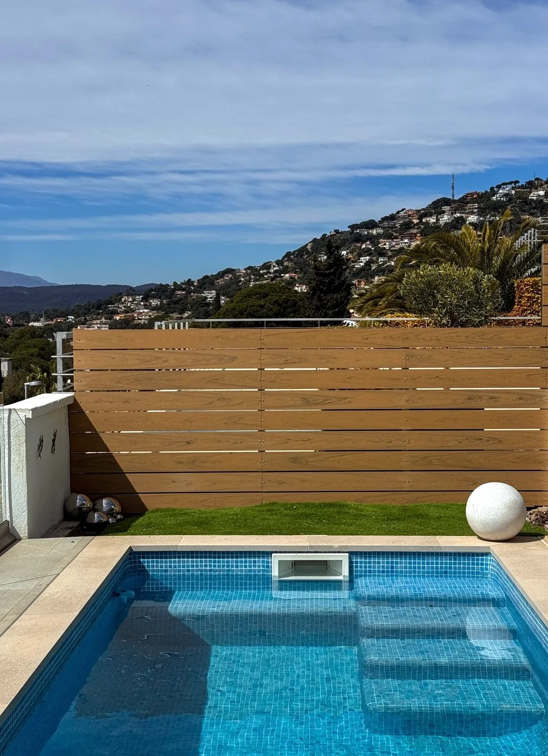 Después: Tarima y vallado de piscina en Lloret de Mar