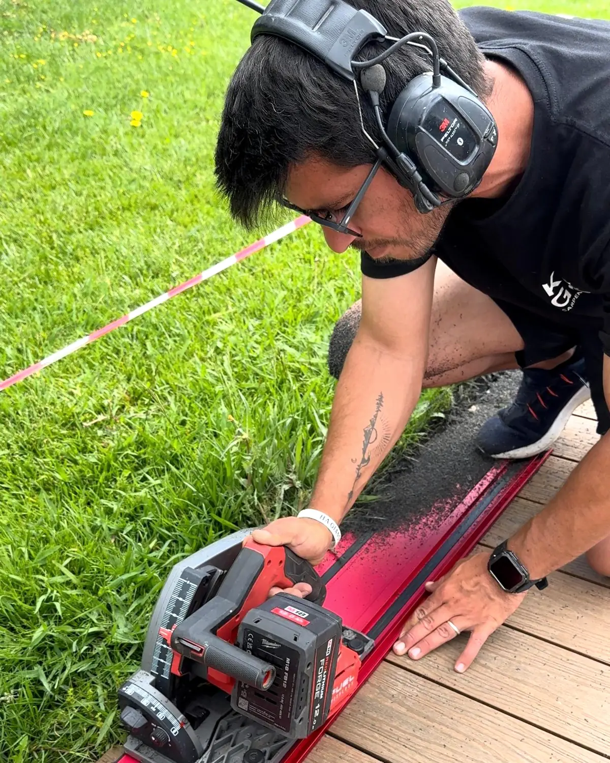 Kevin cortando una tarima de composite en obra