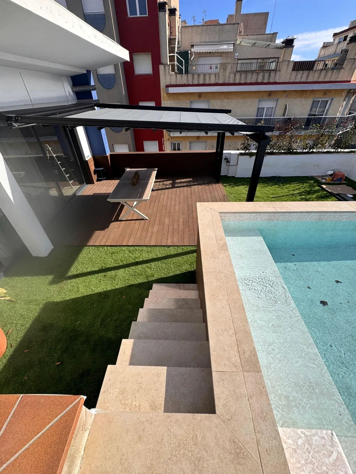 Piscina elevada y tarima en una azotea de Blanes: foto 2 de la obra