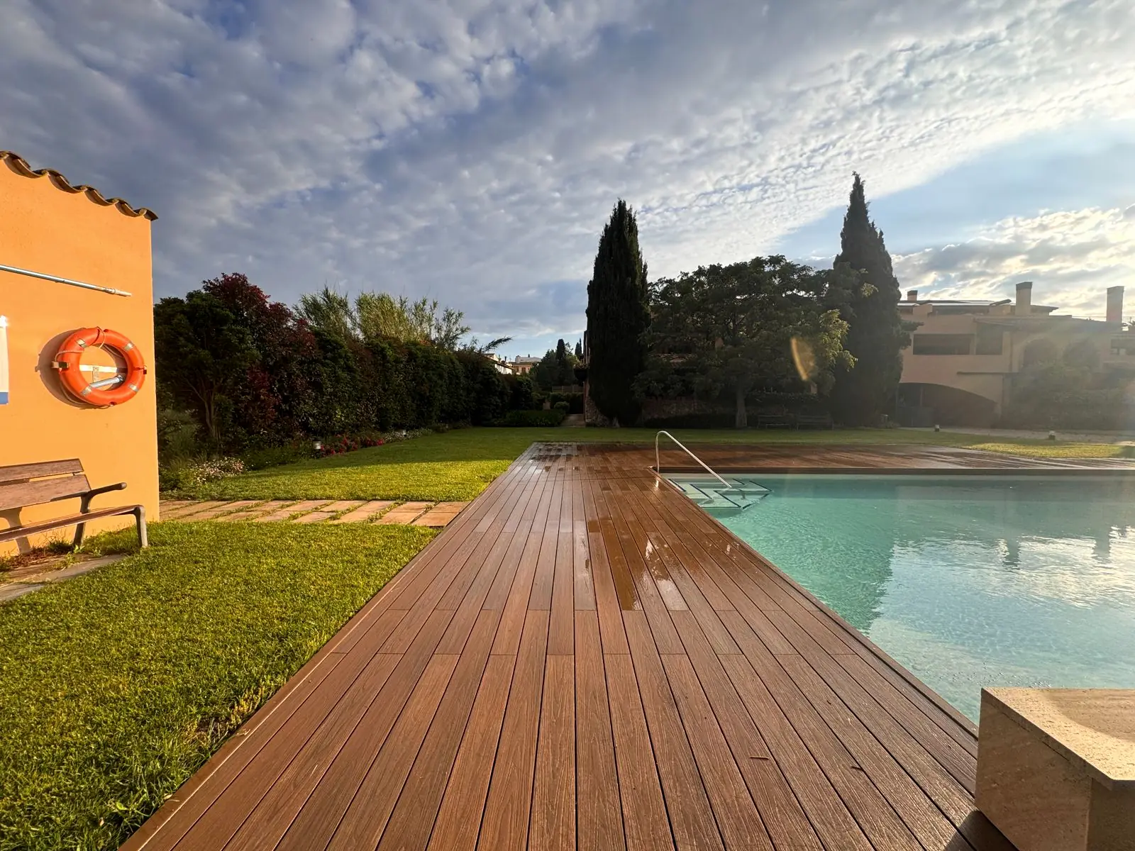 Tarima de composite Legro Teak junto a la piscina comunitaria de Albons