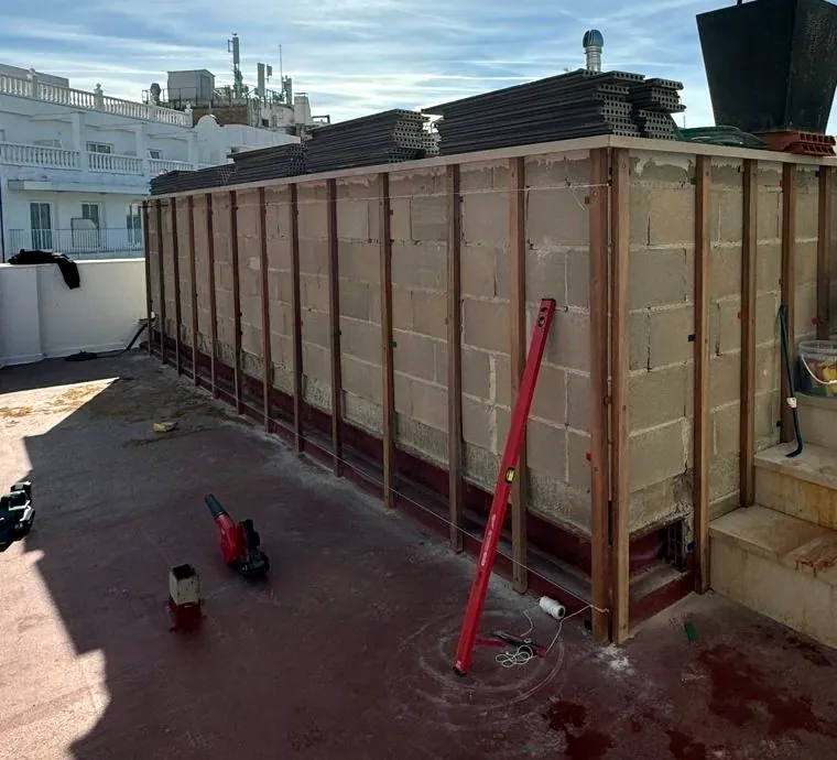 Piscina elevada y tarima en una azotea de Blanes: foto 7 de la obra
