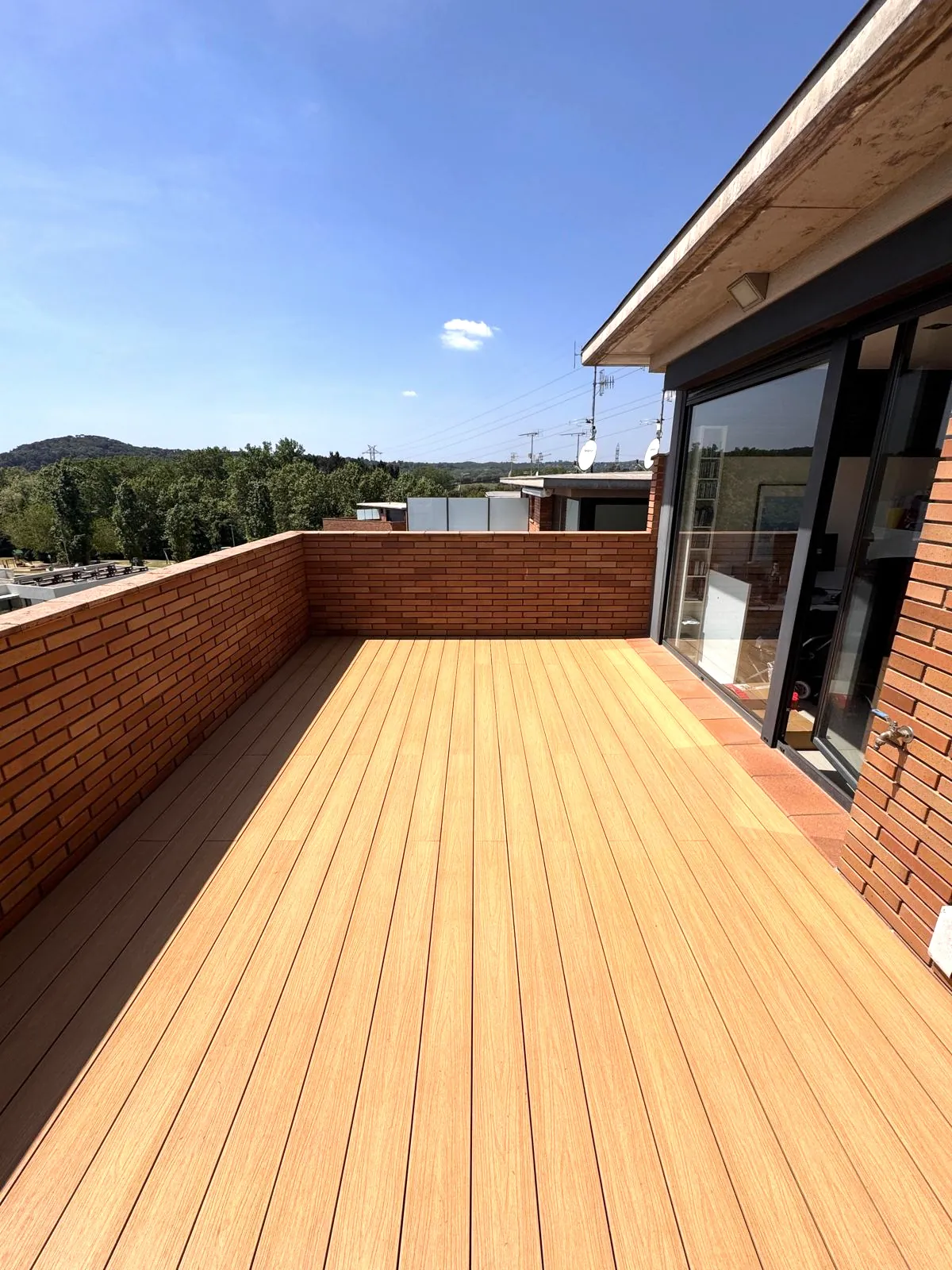 Terraza en cubierta con tarima de composite en Sant Celoni