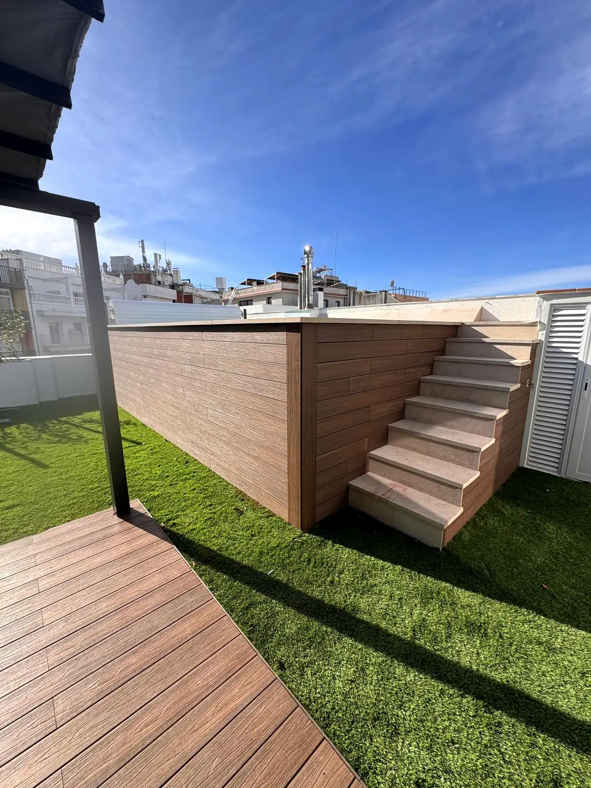 Piscina elevada y tarima en una azotea de Blanes: foto 6 de la obra