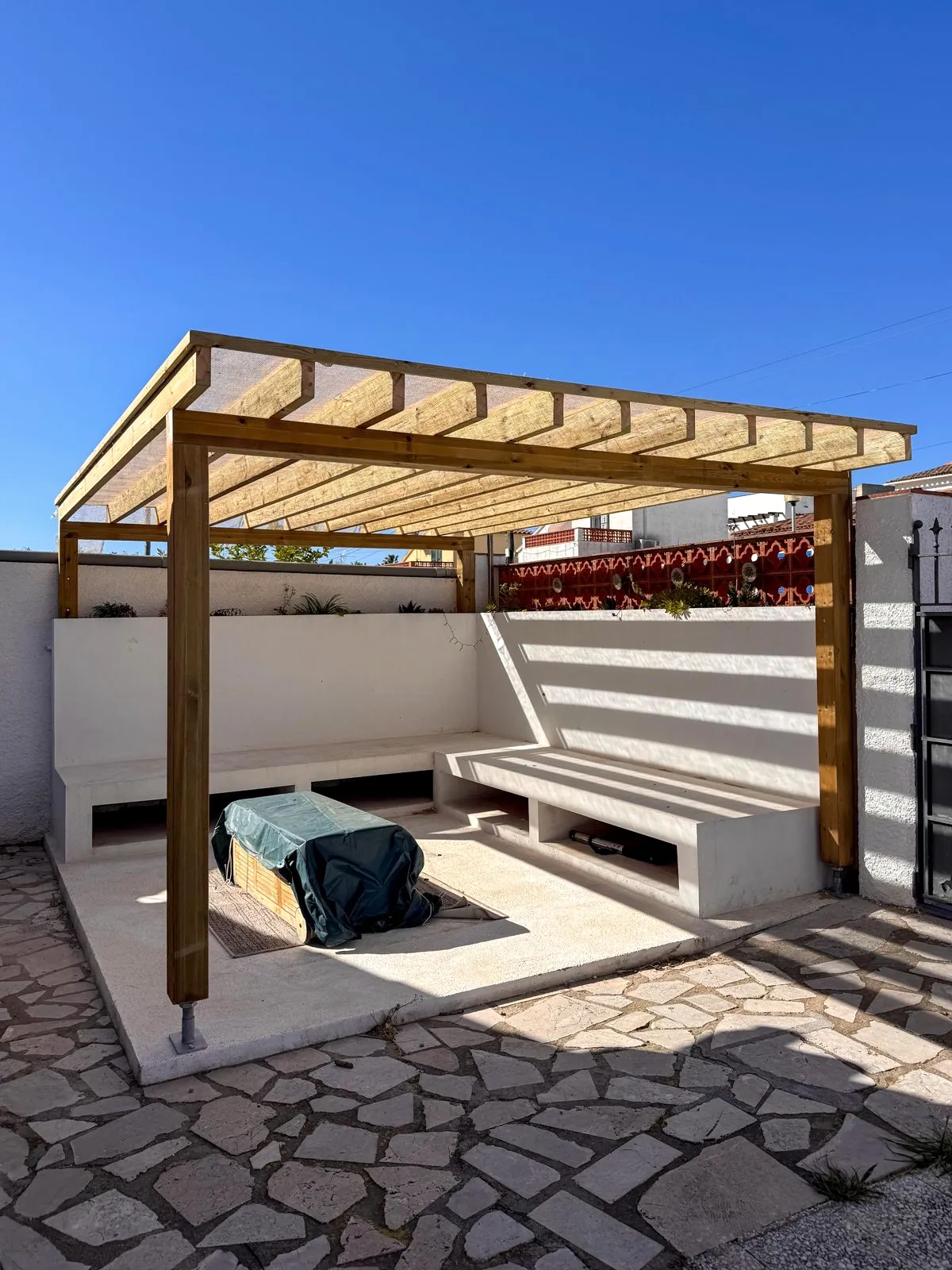 Pérgola de pino con bancos en L'Escala