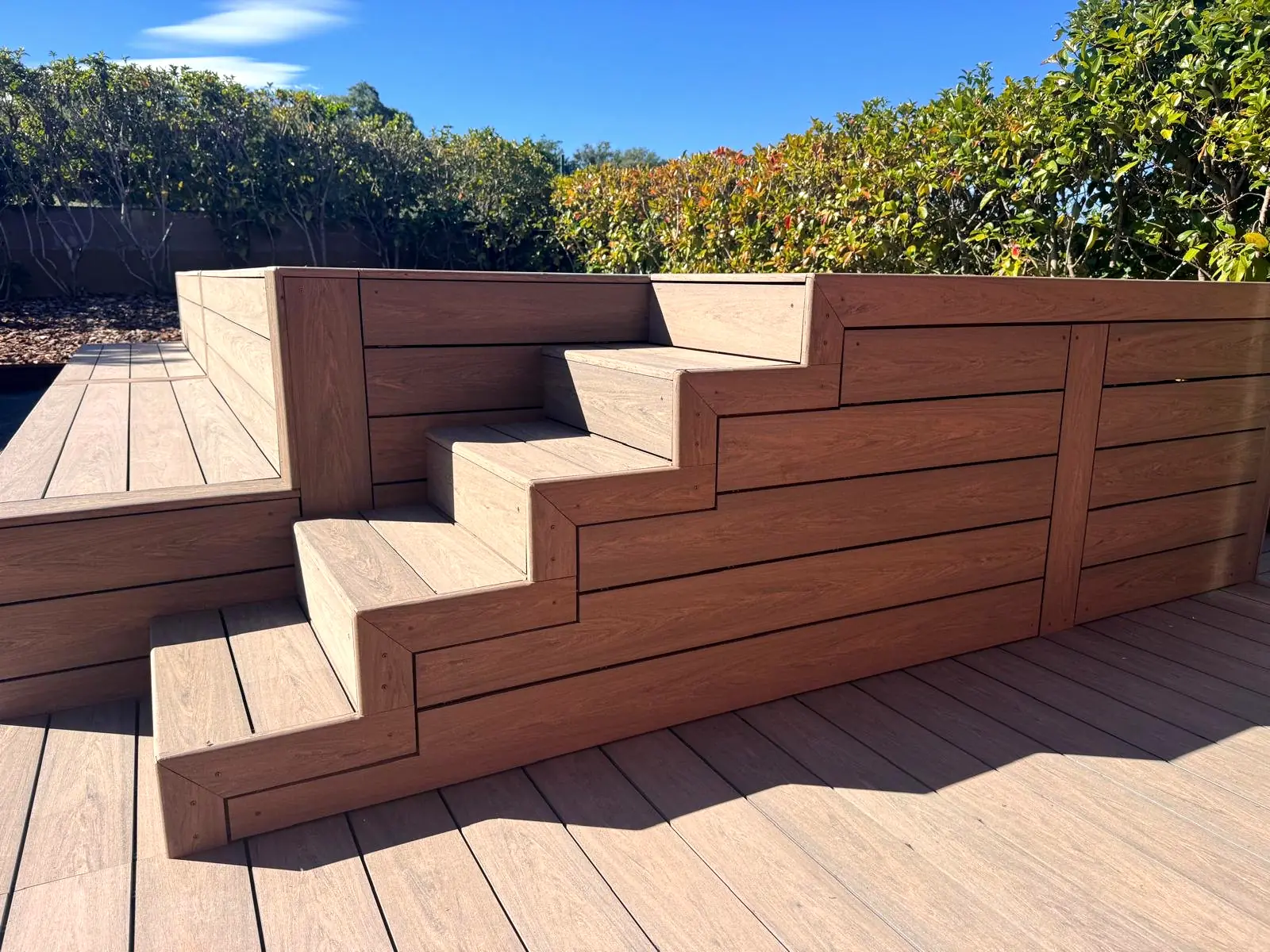Piscina elevada con tarima, escalera y banco