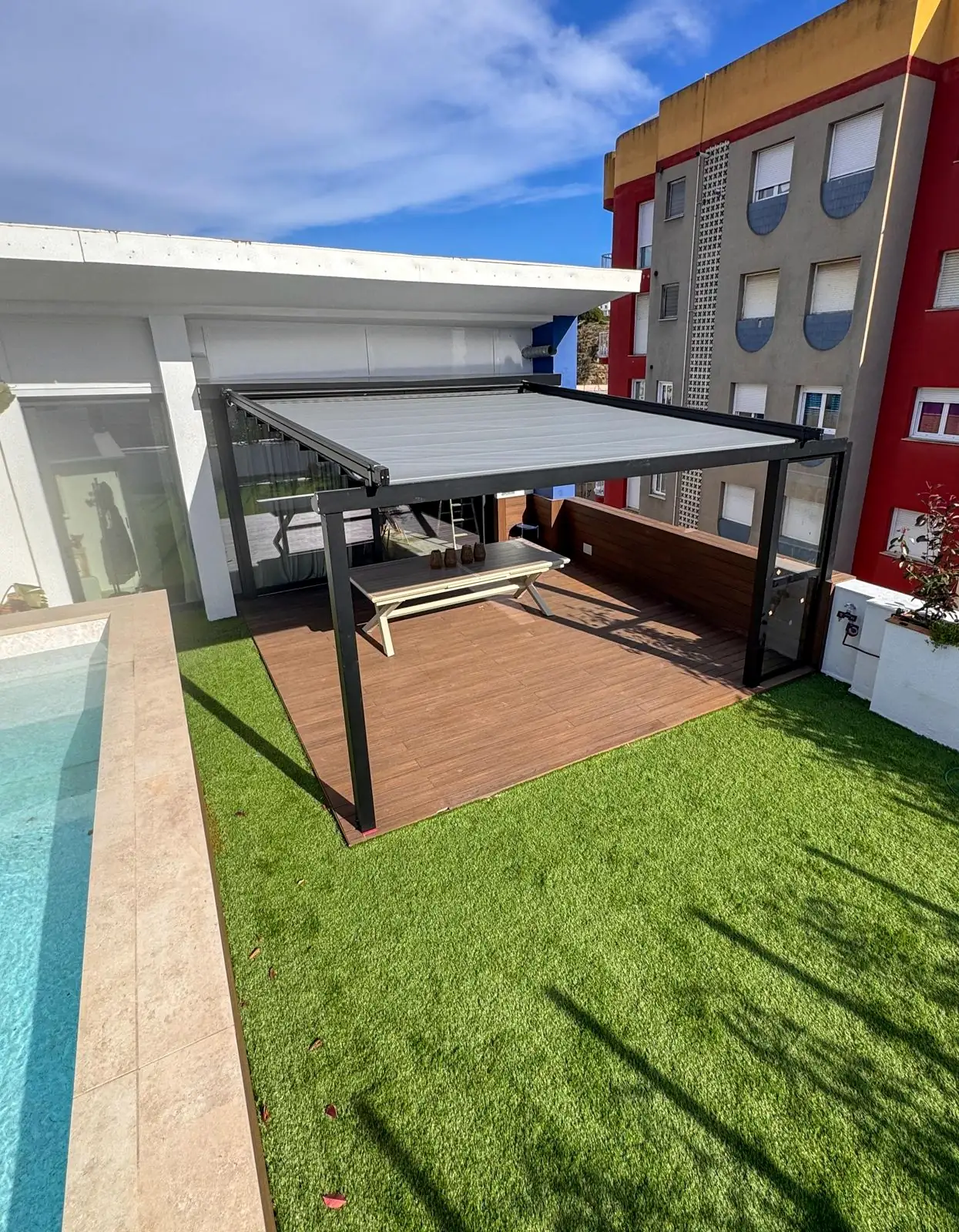 Piscina elevada y tarima en una azotea de Blanes: foto 4 de la obra