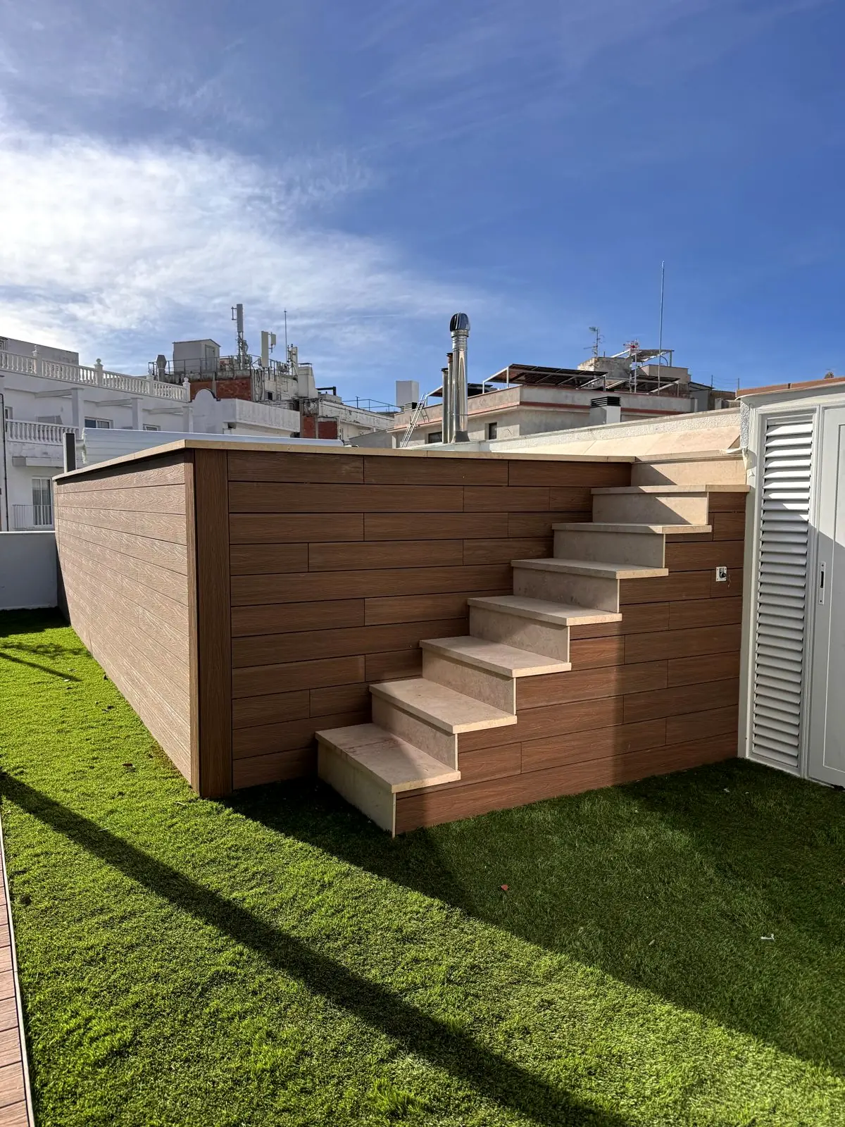 Piscina elevada revestida con escalera en una azotea de Blanes