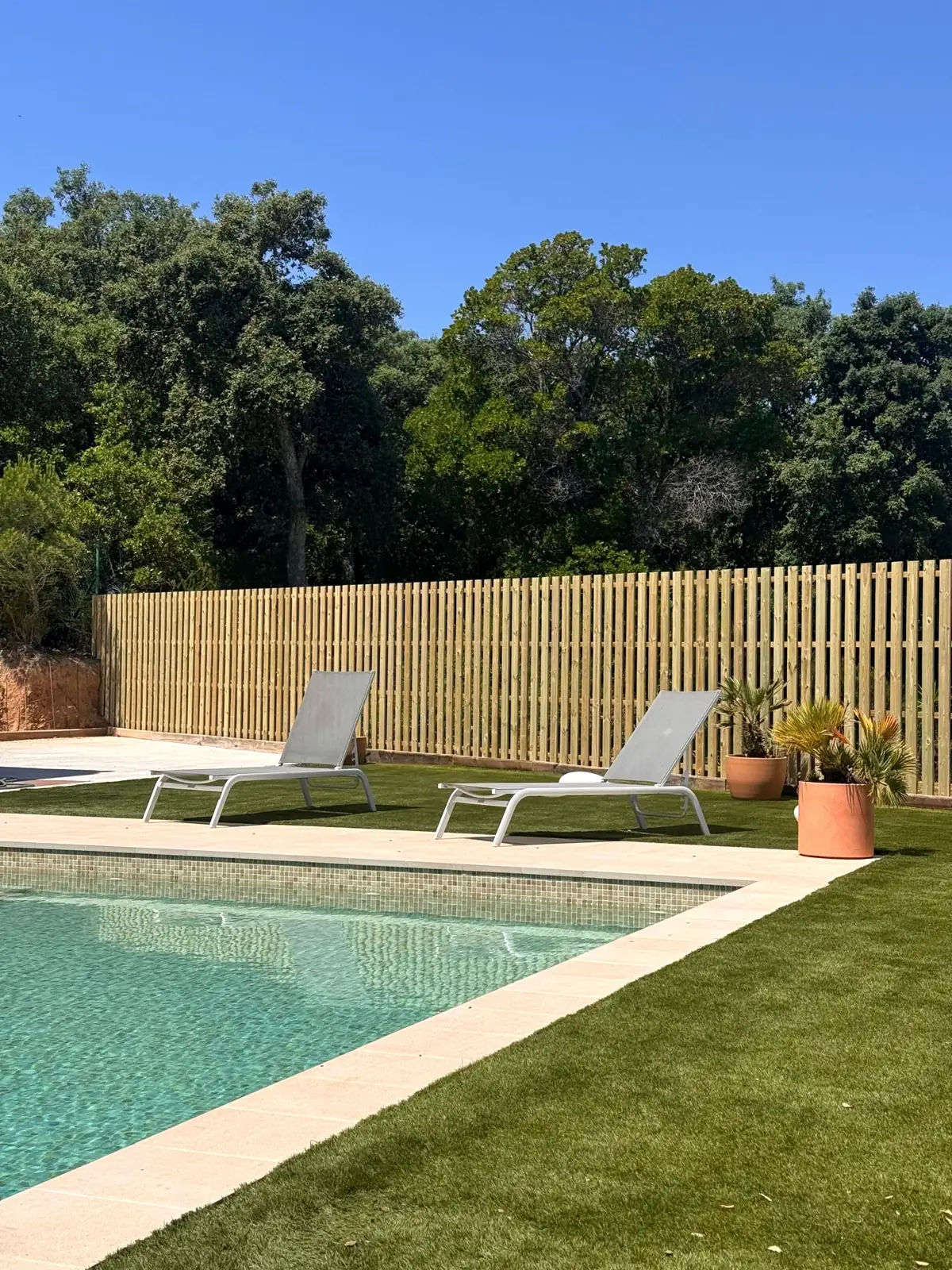 Valla de pino tratado junto a una piscina en Santa Cristina d'Aro