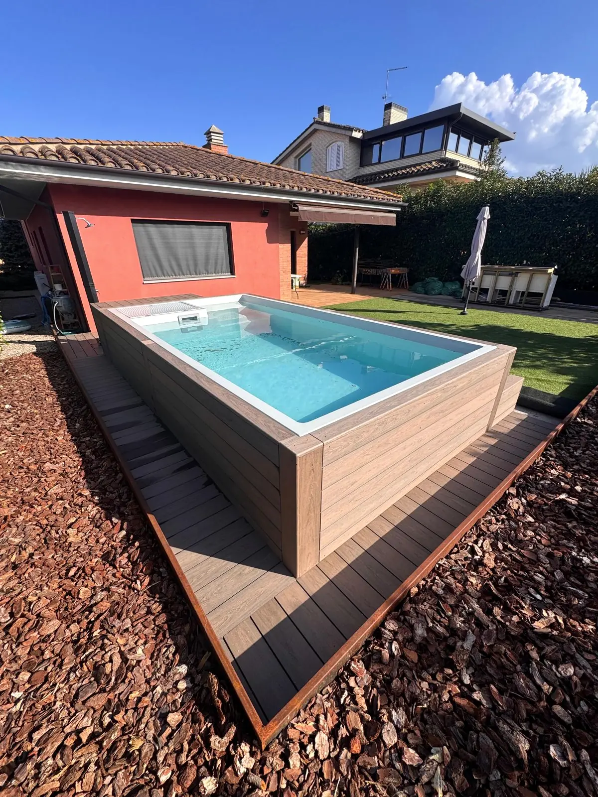 Piscina elevada de Les Pedreres vista desde la casa