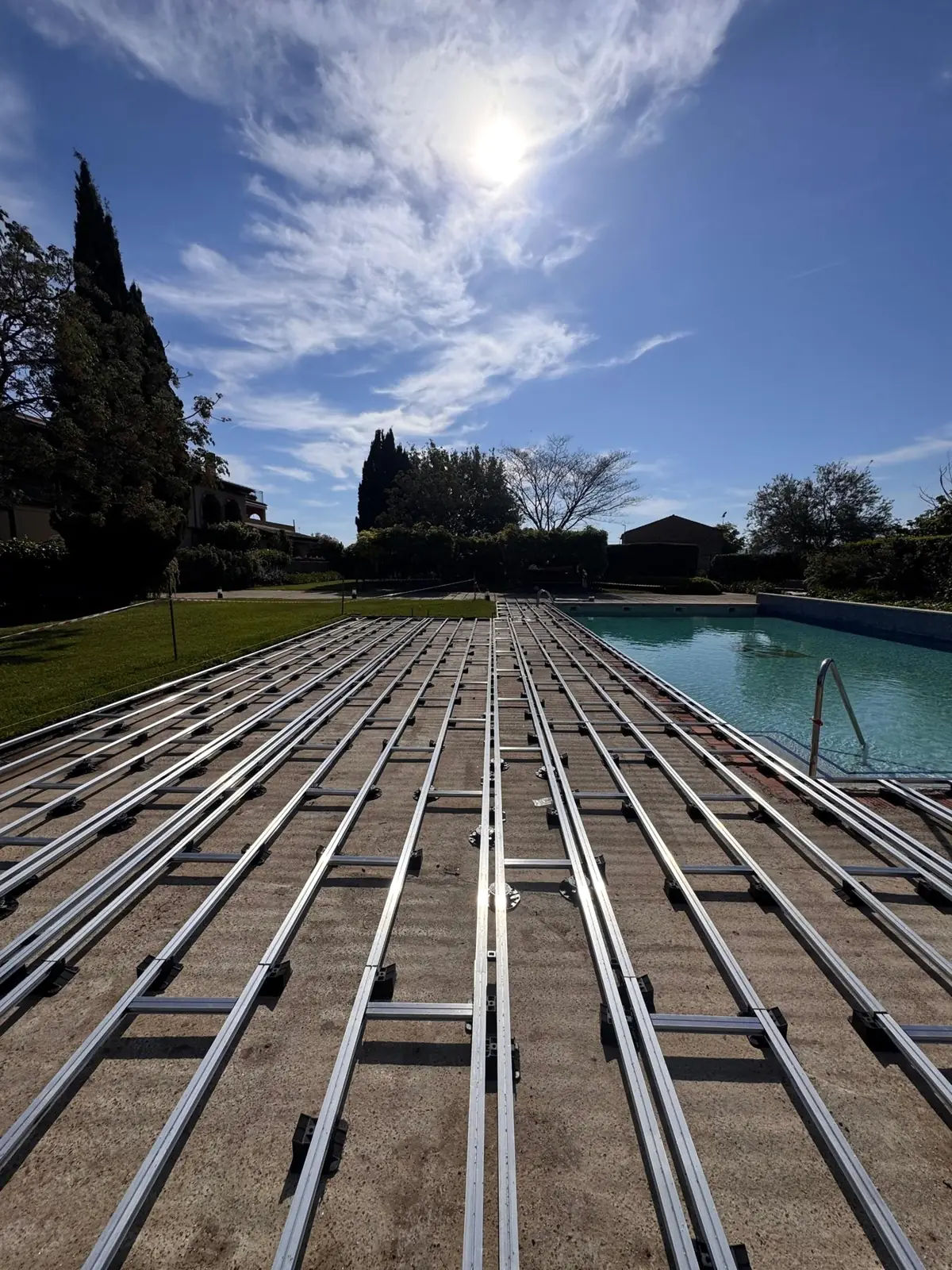 Estructura de aluminio nivelada sobre soportes regulables